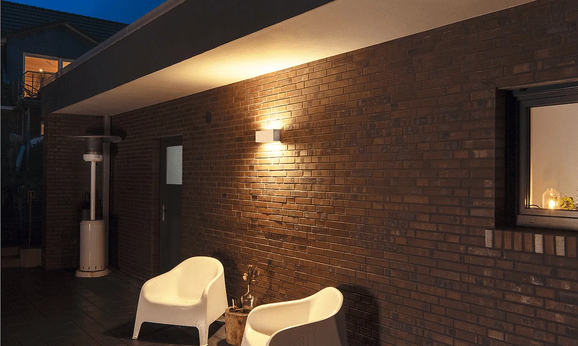 SLV LED Außenwandleuchte SITRA L, UP/DOWN, IP65 IK03, 24W 3000/4000K (CCT Switch) 2800lm 2x105°, weiß SLV LED Außenwandleuchte SITRA L, UP/DOWN, IP65 IK03, 24W 3000/4000K (CCT Switch) 2800lm 2x105°, weiß