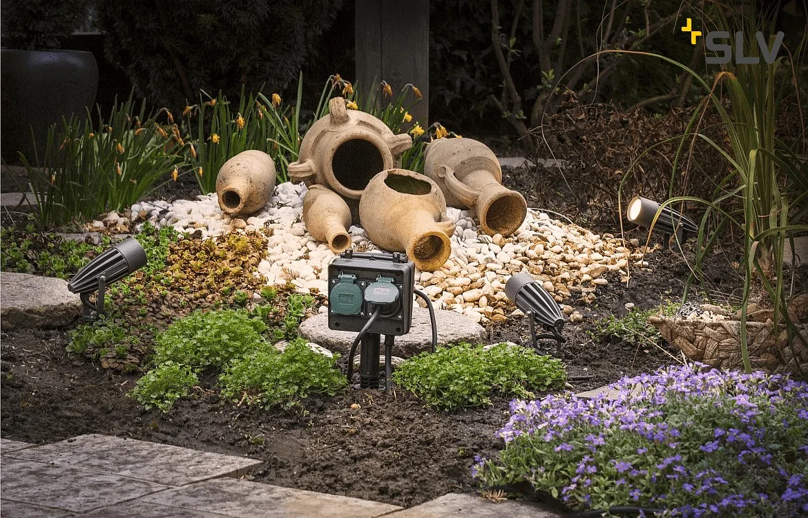 SLV Gartensteckdose mit Klappdeckel, 4-fach, IP44 mit 1,4m Anschlussleitung und Schutzkontaktstecker SLV Gartensteckdose mit Klappdeckel, 4-fach, IP44 mit 1,4m Anschlussleitung und Schutzkontaktstecker