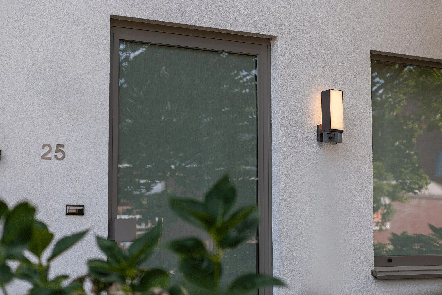 Lutec outdoor wall luminaire CUBA with motion detector, with camera, app control IP44, anthracite dimmable Lutec outdoor wall luminaire CUBA with motion detector, with camera, app control IP44, anthracite dimmable
