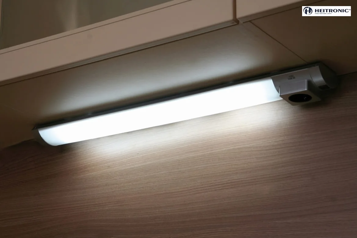 HEITRONIC LED Unterbauleuchte DETMOLD, IP20, mit 1 Steckdose + Schalter, Aluminium / PMMA, silber/weiß, 67.7cm, 8W 3000K 420lm 120° HEITRONIC LED Unterbauleuchte DETMOLD, IP20, mit 1 Steckdose + Schalter, Aluminium / PMMA, silber/weiß, 67.7cm, 8W 3000K 420lm 120°
