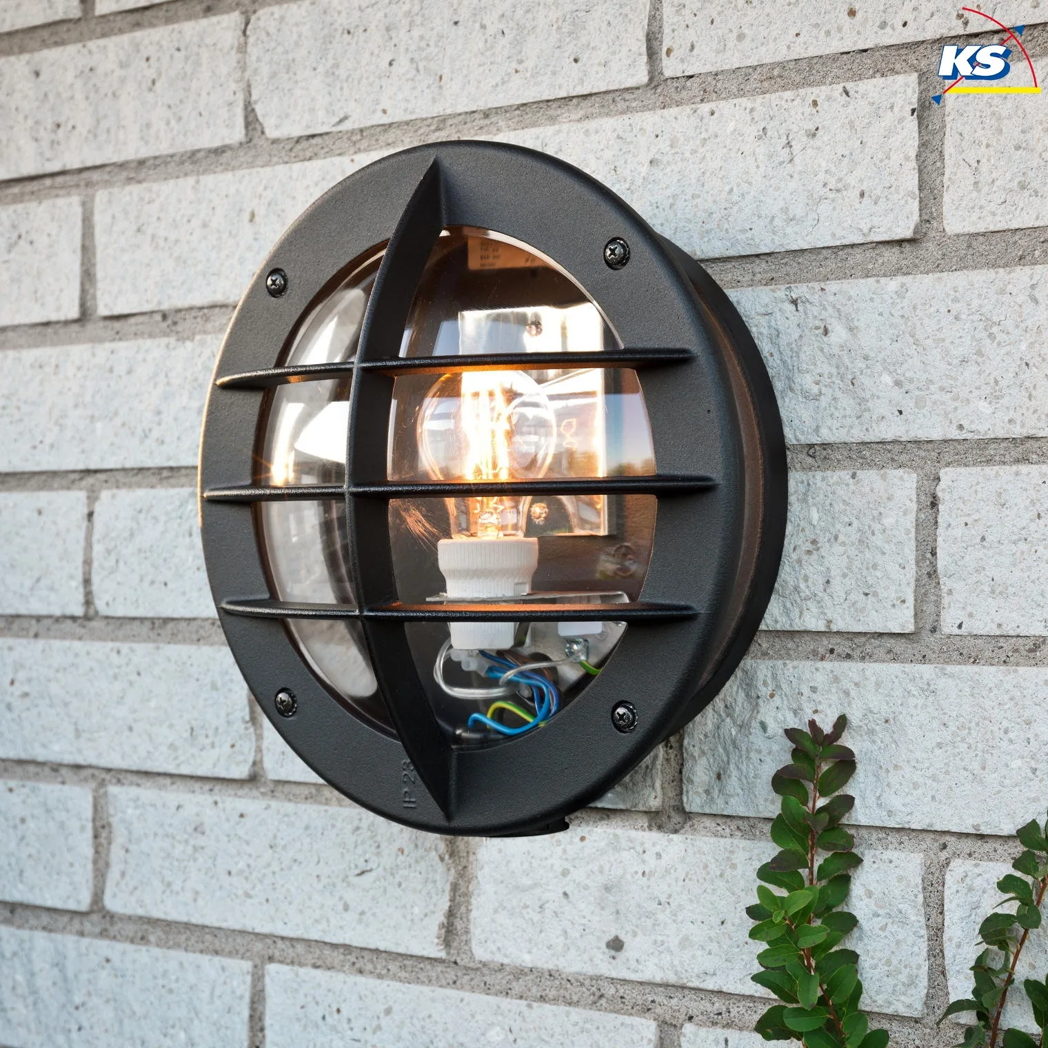 Konstsmide Wandleuchte ODEN, mit integrierter Steckdose, E27 max. 60W, Acrylglas klar / Schwarz, Aluminium Konstsmide Wandleuchte ODEN, mit integrierter Steckdose, E27 max. 60W, Acrylglas klar / Schwarz, Aluminium