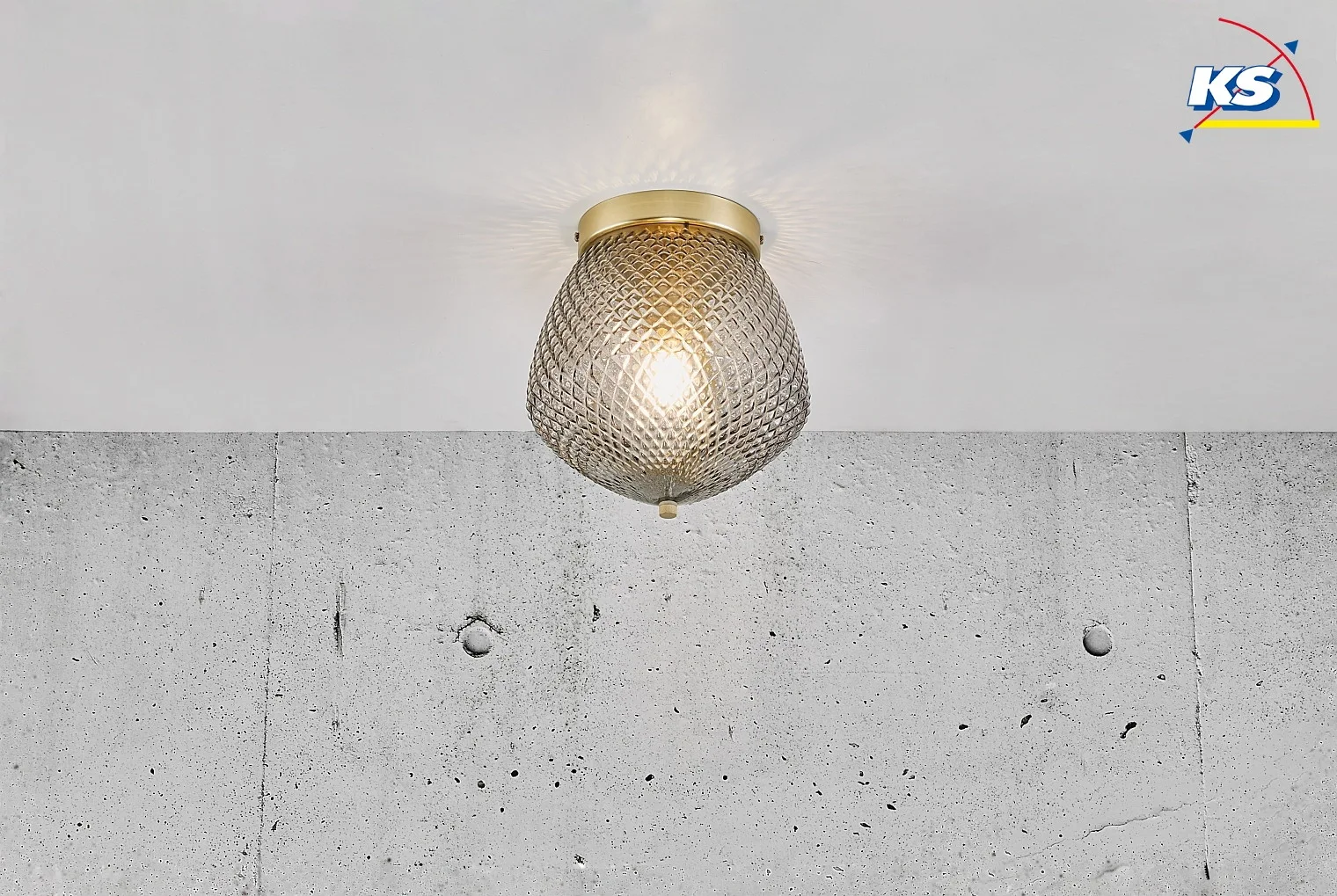 Nordlux Deckenleuchte ORBIFORM, IP20, E27, Messing gebürstet / Rauchglas mit Diamant-Struktur, mit Schnurschalter Nordlux Deckenleuchte ORBIFORM, IP20, E27, Messing gebürstet / Rauchglas mit Diamant-Struktur, mit Schnurschalter