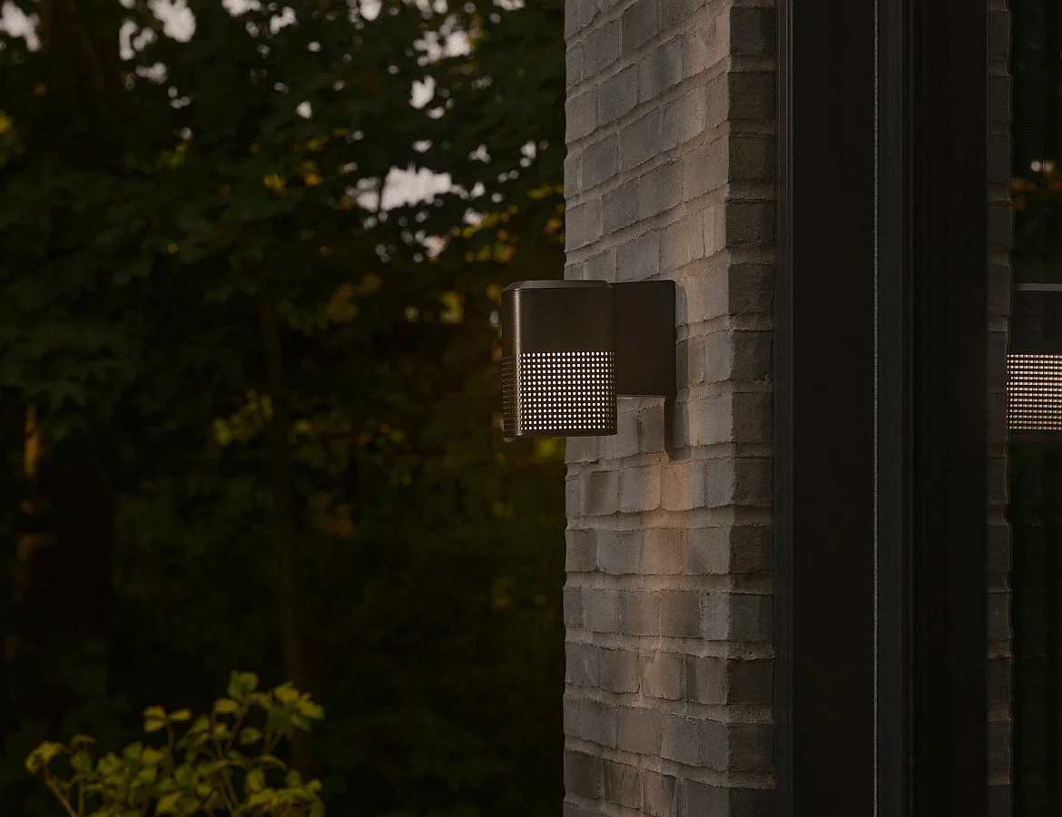 Nordlux Outdoor Wandleuchte SIDARA, IP54 IK05, eckig, E27, Schirm perforiert, Seeluft-beständig, Aluminium, schwarz Nordlux Outdoor Wandleuchte SIDARA, IP54 IK05, eckig, E27, Schirm perforiert, Seeluft-beständig, Aluminium, schwarz
