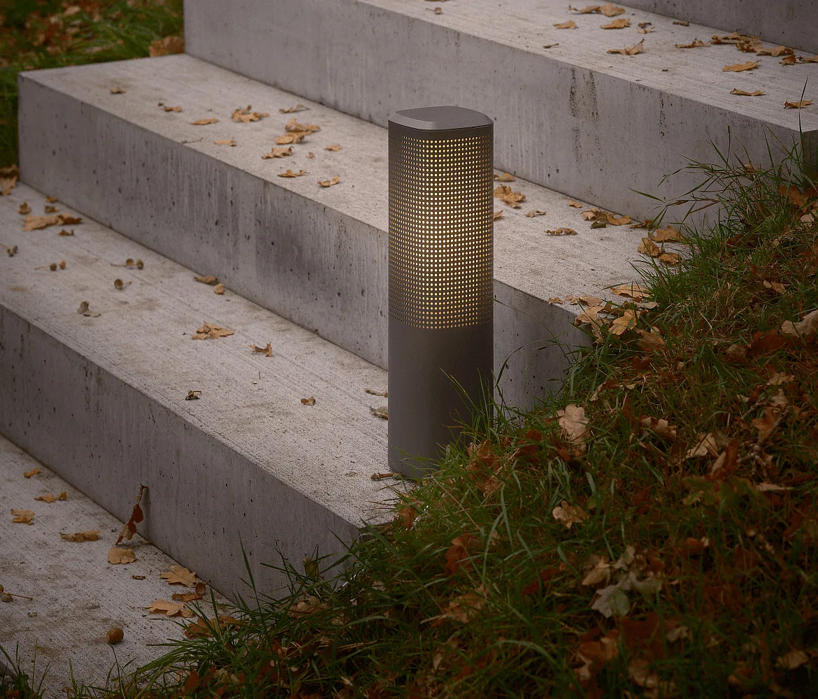 Nordlux Pollerleuchte SIDARA 45, IP44 IK05, eckig, 45cm, E27, Schirm perforiert, Seeluft-beständig, Aluminium, anthrazit Nordlux Pollerleuchte SIDARA 45, IP44 IK05, eckig, 45cm, E27, Schirm perforiert, Seeluft-beständig, Aluminium, anthrazit