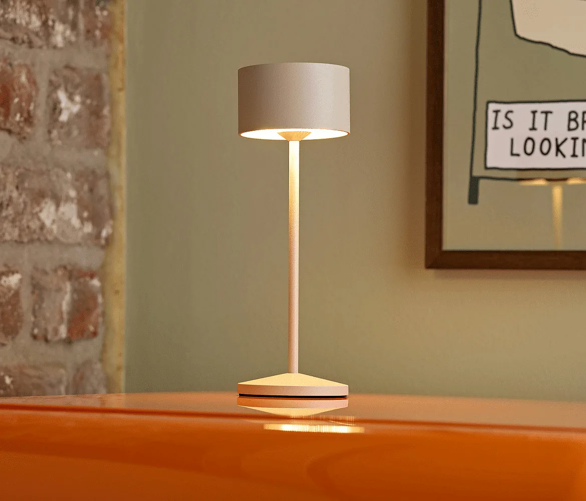 SIGOR LED-Akku-Tischleuchte VELUNA, mit Kontakt-Ladestation + USB-C, IP44, 1W 2200K/2700K (FlexMood), dimmbar, dünenbeige SIGOR LED-Akku-Tischleuchte VELUNA, mit Kontakt-Ladestation + USB-C, IP44, 1W 2200K/2700K (FlexMood), dimmbar, dünenbeige