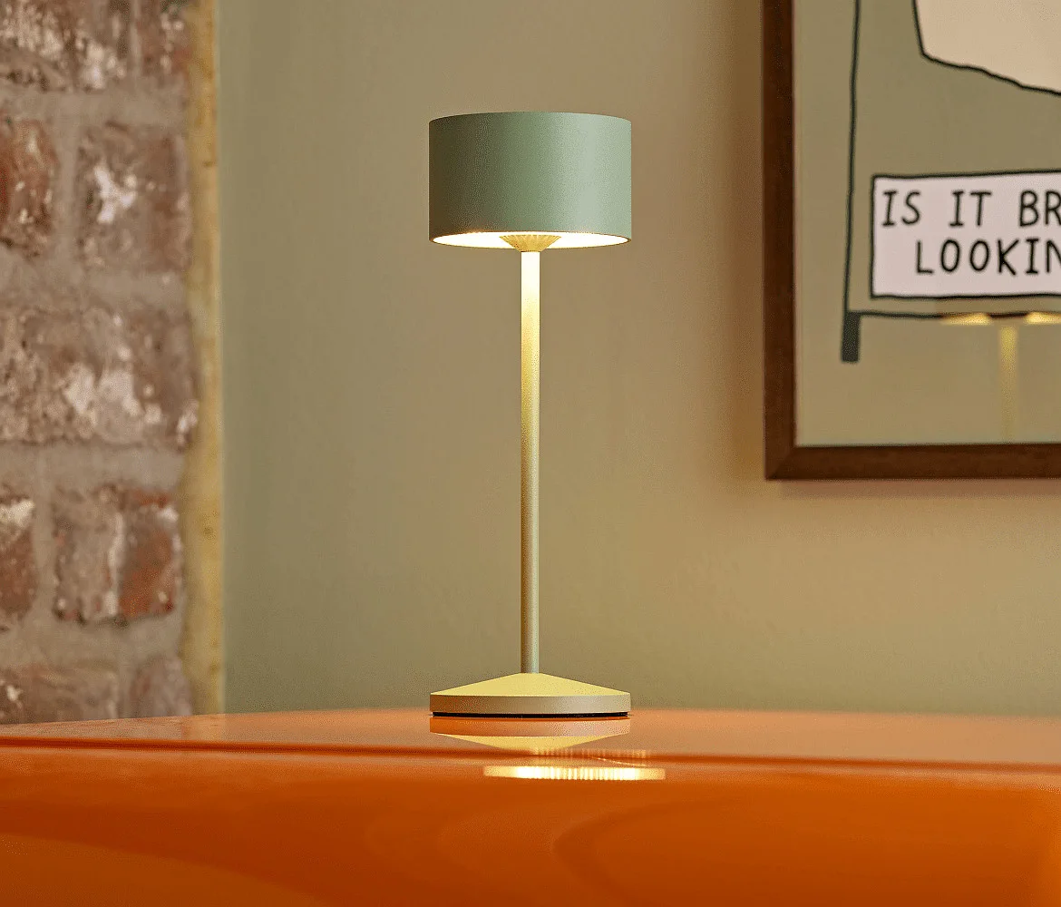SIGOR LED-Akku-Tischleuchte VELUNA, mit Kontakt-Ladestation + USB-C, IP44, 1W 2200K/2700K (FlexMood), dimmbar, salbeigrün SIGOR LED-Akku-Tischleuchte VELUNA, mit Kontakt-Ladestation + USB-C, IP44, 1W 2200K/2700K (FlexMood), dimmbar, salbeigrün