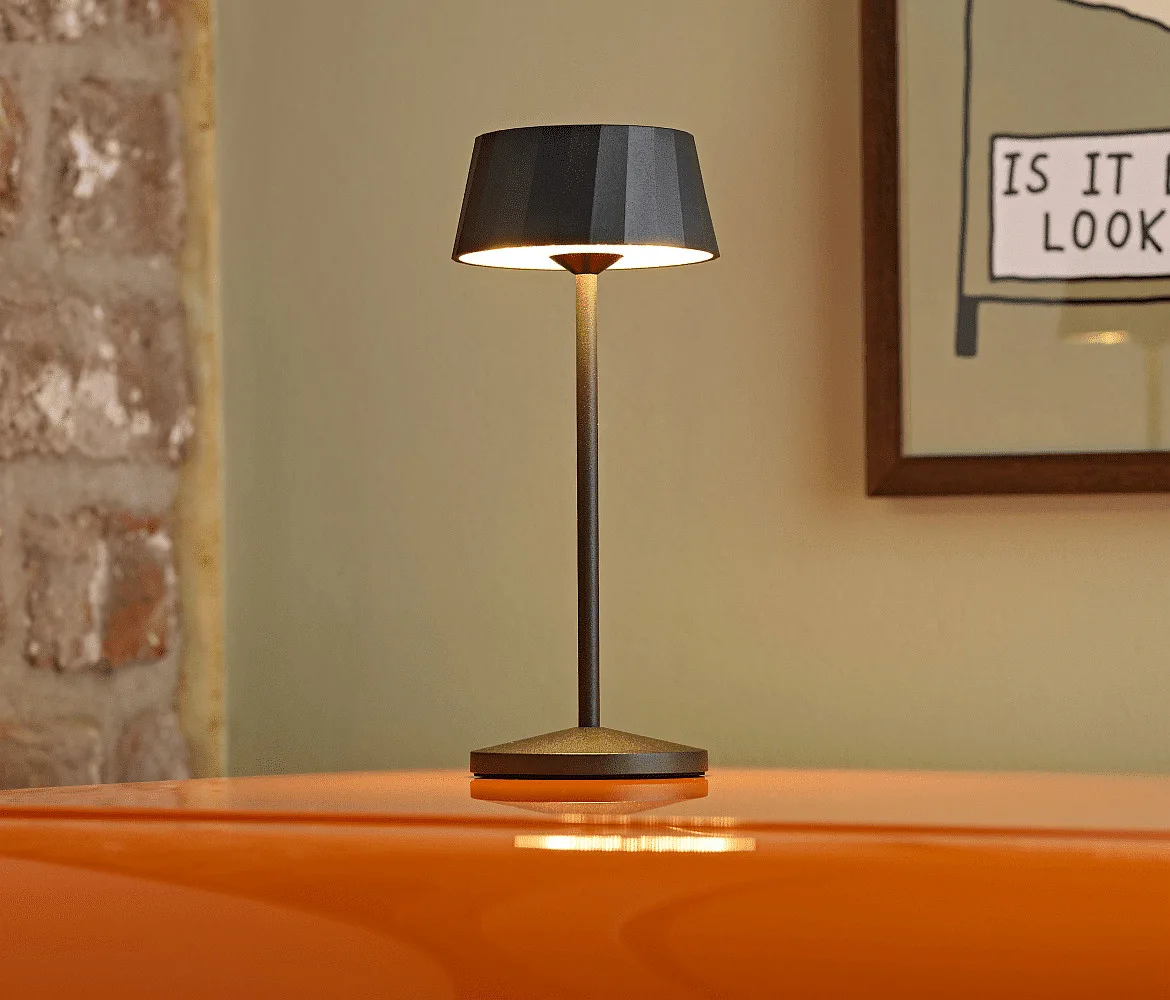SIGOR LED-Akku-Tischleuchte FACETTA, mit Kontakt-Ladestation + USB-C, IP44, 1.3W 2200K/2700K (FlexMood), dimmbar, nachtschwarz SIGOR LED-Akku-Tischleuchte FACETTA, mit Kontakt-Ladestation + USB-C, IP44, 1.3W 2200K/2700K (FlexMood), dimmbar, nachtschwarz