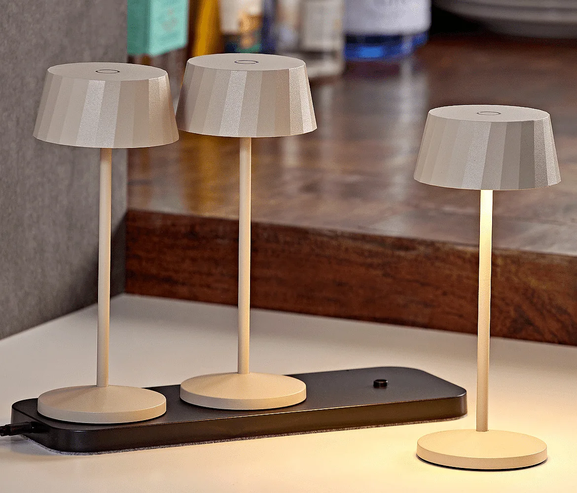 SIGOR LED-Akku Tischleuchte FACETTA, 3er Set + Kontakt-Ladestation + USB-C, IP44, 1.3W 2200K/2700K (FlexMood), dimmbar, dünenbeige SIGOR LED-Akku Tischleuchte FACETTA, 3er Set + Kontakt-Ladestation + USB-C, IP44, 1.3W 2200K/2700K (FlexMood), dimmbar, dünenbeige