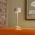 SIGOR LED-Akku-Tischleuchte VELUNA, mit Kontakt-Ladestation + USB-C, IP44, 1W 2200K/2700K (FlexMood), dimmbar, dünenbeige